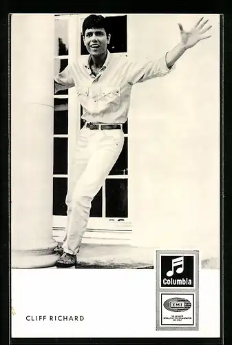 AK Musiker Cliff Richard in leichter Garderobe an einer Säule stehend
