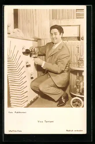 AK Musiker Vico Torriani beim Wein ins Glas giessen