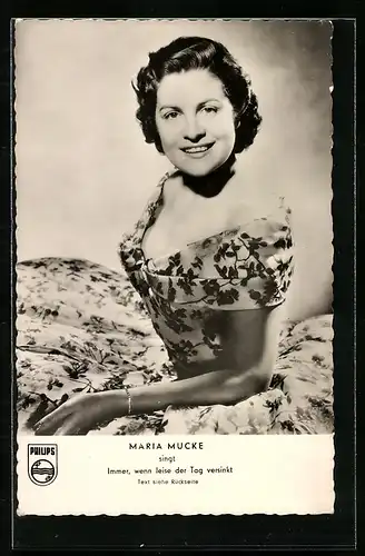 AK Musikerin Maria Mucke im Kleid