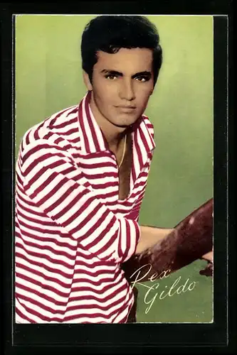 AK Musiker Rex Gildo im quer gestreiften Kostüm ernst schauend