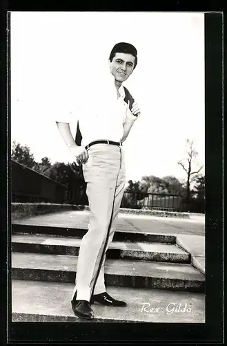 AK Sänger Rex Gildo steht auf einer Treppe