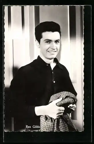 AK Musiker Rex Gildo lächelnd in Kamera blickend