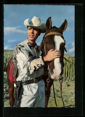 AK Musiker Cliff Richard als Cowboy neben einem Pferd