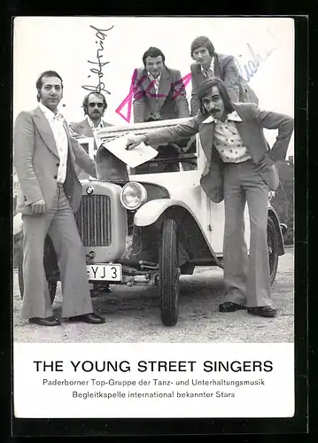 AK Musiker-Gruppe The Young Street Singers mit Autogrammen am Auto stehend