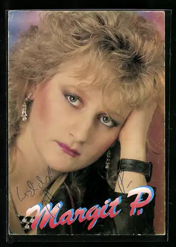 AK Musikerin Margit P. mit Autogramm nachdenklich schauend