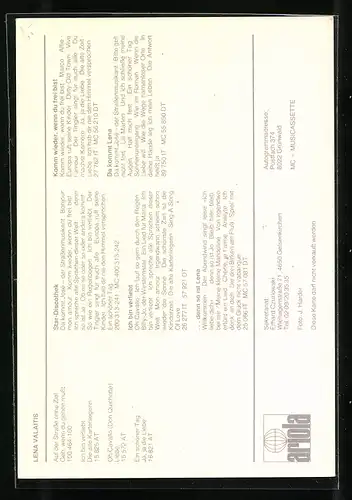 AK Musikerin Lena Valaitis mit Autogramm in die Kamera lächelnd