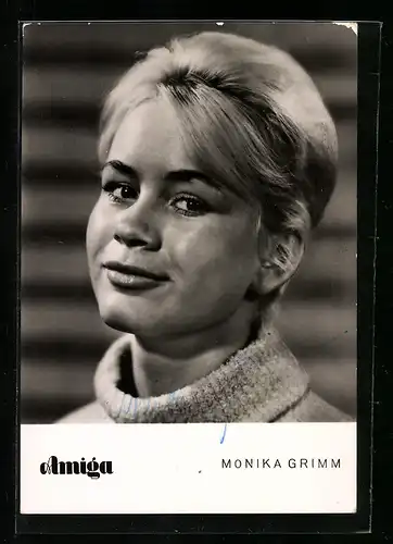 AK Musikerin Monika Grimm in Kamera blickend