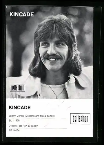 AK Musiker Kincade zur Seite lächelnd