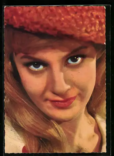 AK Musikerin Heidi Brühl mit Kopfbedeckung in die Kamera schauend