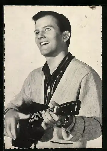 AK Musiker Pat Boone mit Gitarre in der Hand