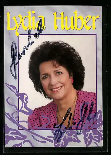 AK Musikerin Lydia Huber mit Autogramm in die Kamera lächelnd