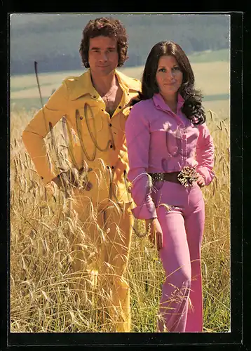 AK Duo Renate und Werner Leismann im Feld stehend
