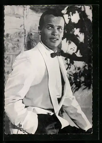 AK Musiker Harry Belafonte im weissen Jackett mit Fliege