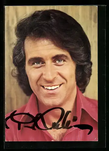 AK Musiker Peter Rubin im Hemd mit Autogramm lächelnd