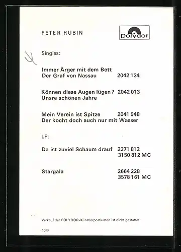 AK Musiker Peter Rubin im Hemd mit Autogramm lächelnd