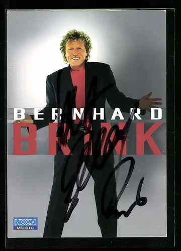 AK Musiker Bernhard Brink mit Autogramm auf einer Bühne stehend