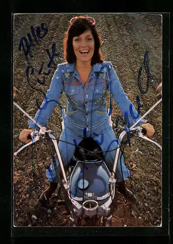 AK Musikerin Rika Sand auf einem Moped sitzend mit Autogramm