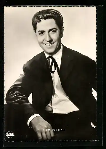 AK Schauspieler Vico Torriani im Anzug in die Kamera lächelnd