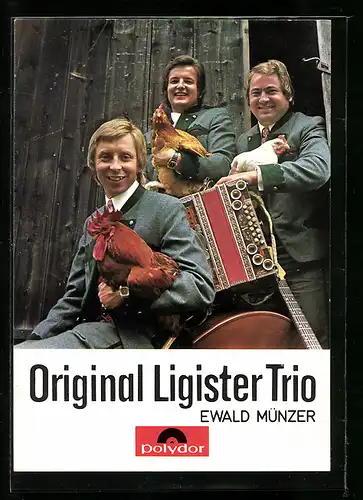 AK Musiker Original Ligister Trio mit Hühnern und Hahn in den Armen