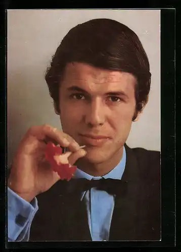 AK Musiker Adamo im Anzug mit einer Blüte in der Hand