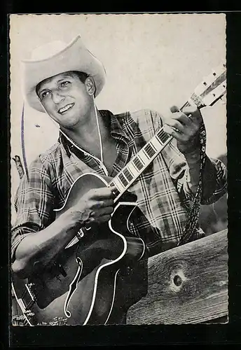 AK Musiker Martin Lauer mit Gitarre und Cowboyhut