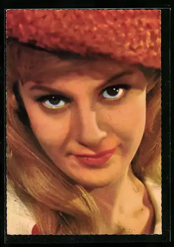 AK Musikerin Heidi Brühl in die Kamera blickend