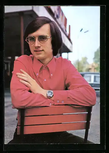 AK Portrait Musiker Pavel Barton auf einem Stuhl sitzend