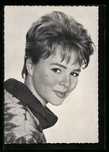 AK Musikerin Conny Froboes lächelnd in Kamera blickend