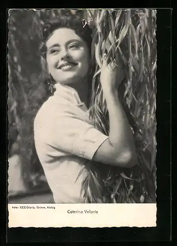 AK Musikerin Caterina Valente umarmt einen Baumstamm