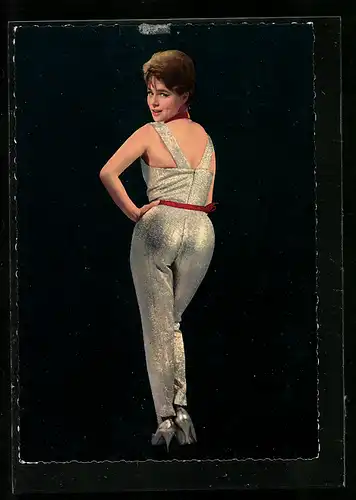 AK Musikerin Conny Froboess mit dem Rücken zur Kamera