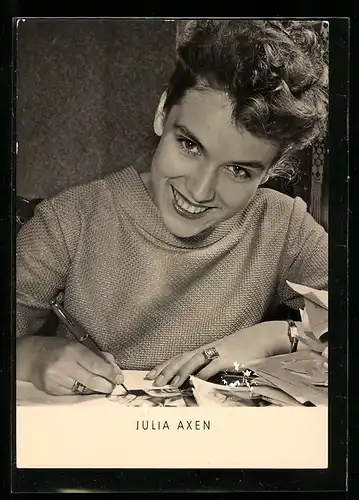 AK Musikerin Julia Axen unterschreibt Autogramme mit Füllfederhalter
