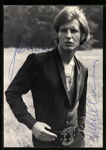 AK Musiker Alfie Khan im tollen Outfit mit Autogramm