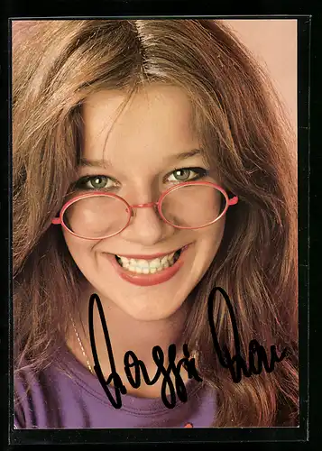 AK Musikerin Maggie Mae mit Brille porträtiert