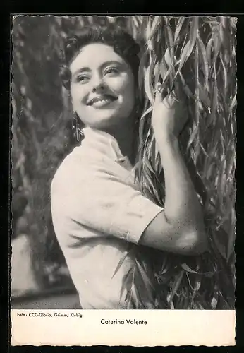 AK Musikerin Caterina Valente umarmt einen Baumstamm