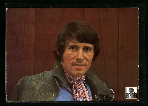 AK Musiker Udo Jürgens mit Halstuch in die Kamera schauend