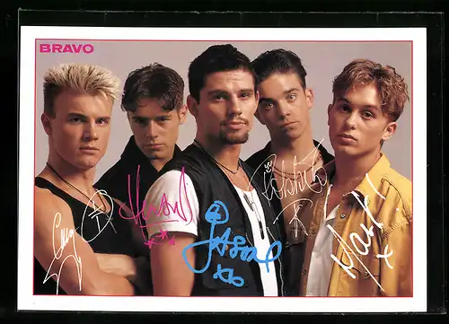 AK Musiker-Gruppe Take That mit ernsten Blick in die Kamera schauend