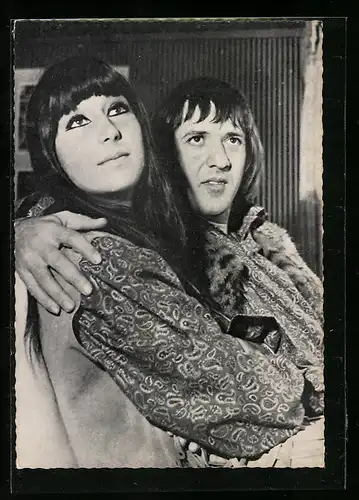 AK Musiker Sonny und Cher halten sich in den Armen