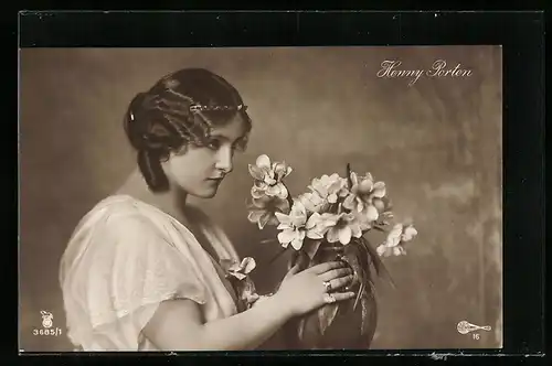 AK Schauspielerin Henny Porten posiert mit Blumenvase