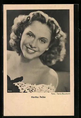 AK Schauspielerin Hertha Feiler lächelnd in Kamera blickend