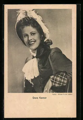 AK Schauspielerin Dora Komar mit grossem federbesetzten Hut