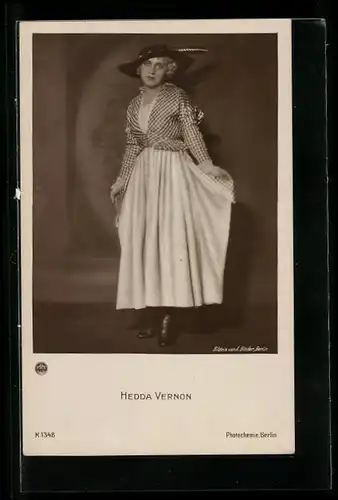 AK Schauspielerin Hedda Vernon im Kleid mit Faltenrock