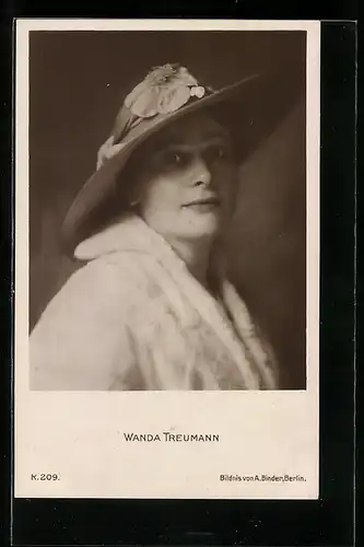 AK Schauspielerin Wanda Treumann mit hellem Mantel und grossem Hut