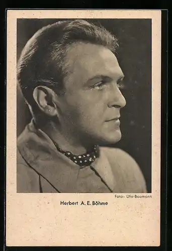 AK Schauspieler Herbert A.E. Böhme mit Halstuch und ernsten Blick porträtiert