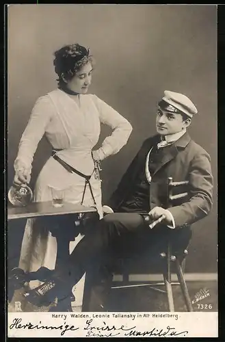 AK Schauspieler Harry Walden und Leonie Taliansky, posieren in Alt-Heidelberg