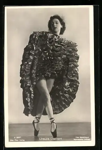 AK Schauspielerin Ursula Deinert tanzend in Ballettschuhen