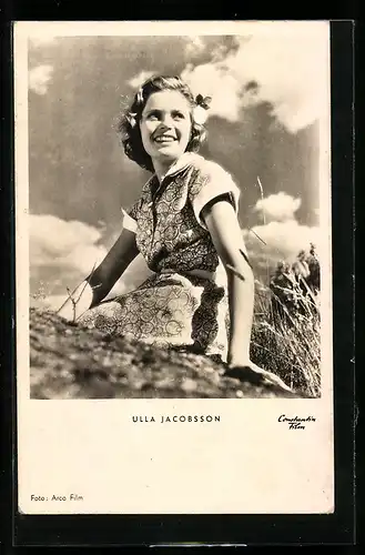 AK Schauspielerin Ulla Jacobsson blickt lächelnd in die Ferne