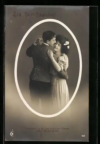 AK Szene aus der Operette Ein Herbstmanöver, Drehend im Kreise nach der Weise...