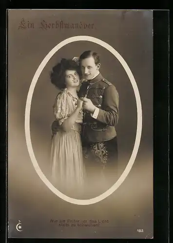 AK Szene aus der Operette Ein Herbstmanöver, Wie als Falter um das Licht...