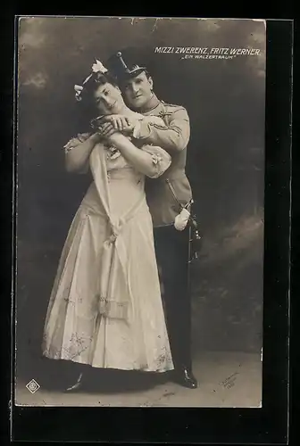 AK Operette Ein Walzertraum, Schauspieler Fritz Werner und Schauspielerin Mizzi Zwerenz liegen sich in den Armen