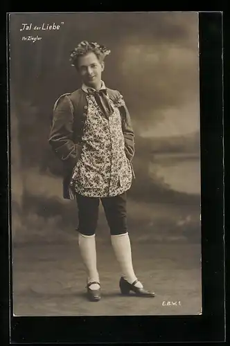 AK Darsteller Hr. Ziegler im Kostüm in der Operette Tal der Liebe